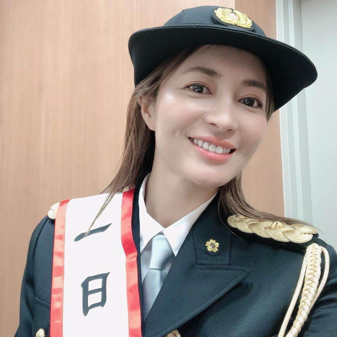 新山千春さんのインスタグラム写真 - (新山千春Instagram)「今日は、一日警察署長を 務めさせていただきました。  銀座や築地でお声かけてくださったり、手を振ってくださった皆さん✨ありがとうございます。  特殊詐欺は去年よりも 増加していて  去年、都内での被害件数は 2500件以上で、  被害総額はなんと！ 50億円以上になるそうです。  還付金詐欺も非常に 多いようです。 ATMで還付金が振り込まれることはありません。 気をつけていただきたいと 思います。  ぜひご家族の皆さんにもお伝えいただきたいです。  #一日警察署長  #新山千春 #特殊詐欺 #特殊詐欺防止」10月10日 22時04分 - chiharuuu_0114