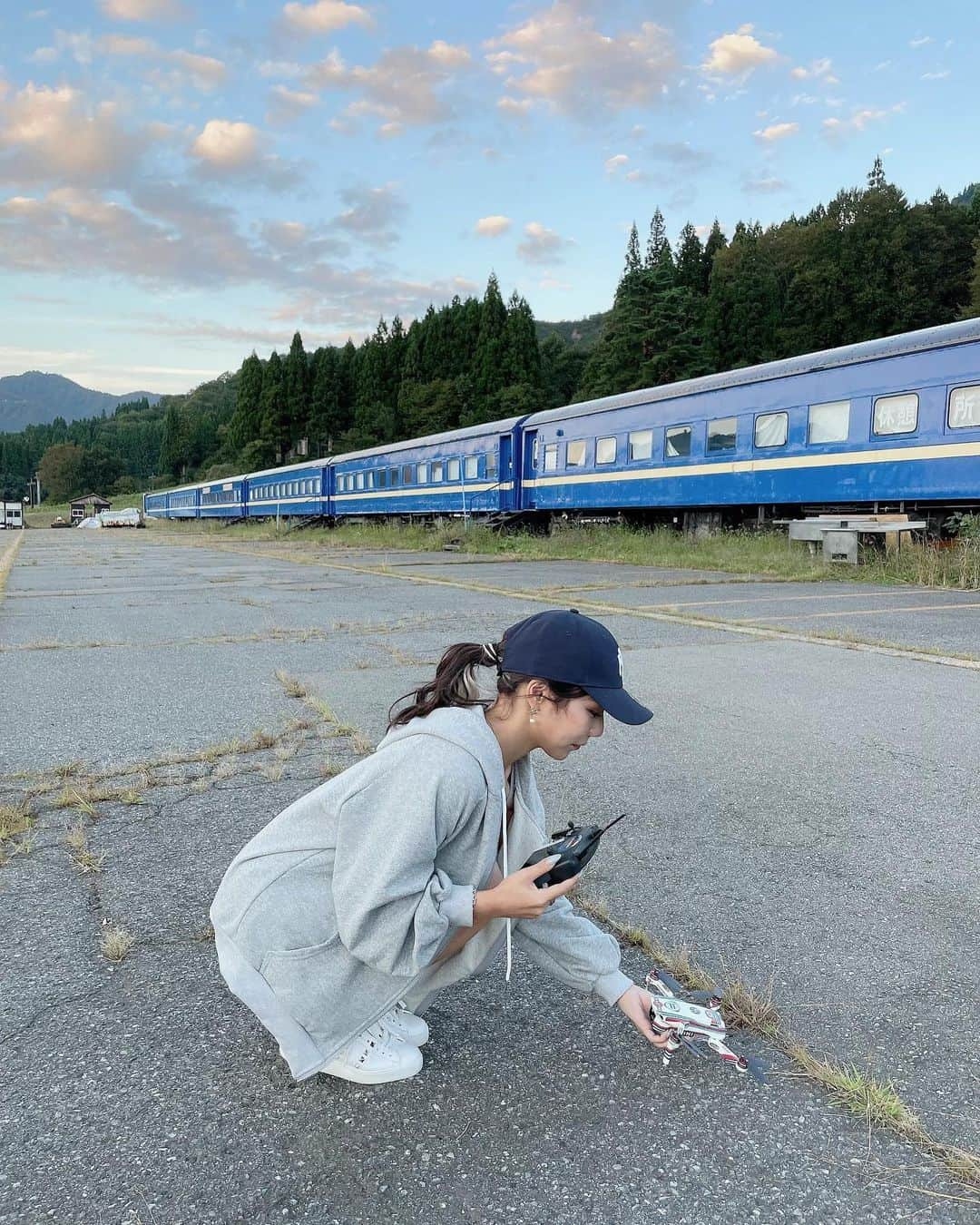 あいりさんのインスタグラム写真 - (あいりInstagram)「. . ドローン楽しいよね✈💓 . ここは会員制ドローンフィールド 【D-PARA湯沢中里】 Drone Paradise “D-PARA”  . 日本最大級の広さを誇る ドローンフィールドが 湯沢中里に誕生しました✨ . フィールド内にはゴルフ練習場 ショートコース、 体験型フィールドアスレチック 「フォレストアドベンチャー」 もあってドローンだけじゃなく ご家族みんなで休日を楽しめる 空間になってます🤍🤍🤍 . 「自由に、楽しく、安全に。」 . 思う存分飛ばせるフィールド をぜひご体験してみてください🥰 . レンタル機体も用意している みたいなので気軽にお問い合わせを💌💭 mail:Info@sts-drone.jp  . . . #湯沢中里#関越湯沢 #湯沢中里スノーリゾート #新潟県#ドローン#ゴルフ#ドローン女子#アウトドア女子#キャンプ女子#旅女子#ドローン好きと繋がりたい#空旅#ポニーテール#ポニーテール女子#ニューエラキャップ#キャップ女子#カジュアルコーデ#スウェットワンピース#djimavicmini#djimavicair2#dronestagram#dronevideo#dronephotography#droneshots#dronepilot #dronefly#droneflyer#mavicair2#djimavicair2#djiair2s#djiair2s#djifpv  Instagram : @droneparadisedpara   YouTubeチャンネル 【D-PARAチャンネル】で検索 https://youtube.com/channel/UCDVmnFuvy_1DO5TRAmpdSlA . . .」10月10日 21時59分 - airigramxx