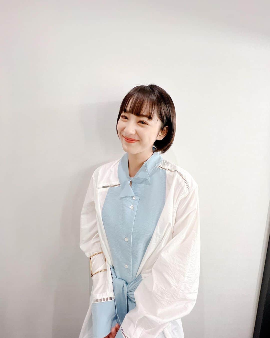 のインスタグラム：「トラちゃんがいっぱい撮ってくれました🕊  今日はオレンジブラウンな目元でした🍊  最近髪の毛で滑れそうと言われます。 なので滑り台髪の毛目指します。ひゅーん」