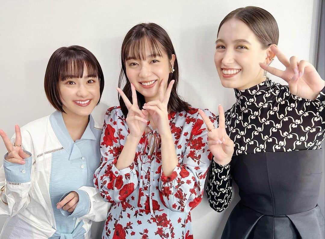 平祐奈さんのインスタグラム写真 - (平祐奈Instagram)「2022 MISS TEEN JAPAN 今年も素敵なステージでした！ 参加者の皆様お疲れ様でした✨ みんなキラキラしててかっこよかったなぁ☺︎  いつも平和な3人でピース✌︎ 1年経つのが早すぎるてぃ あ、それは優愛ちゃんの出てたドラマや。あはっ」10月10日 22時05分 - yunataira_official