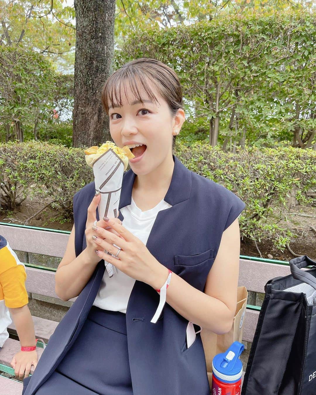 本田朋子さんのインスタグラム写真 - (本田朋子Instagram)「OTAマルシェには美味しそうなグルメがいっぱい！ そりゃ食べるしかないでしょ♡ 期間限定のさつまいもモンブランクレープ。 大学芋やさつまいもチップスのトッピングで食感豊か。 美味しかったです！ Yoko's Cookiesも購入。 他にも食べてみたいものが沢山♡ OTAマルシェは、試合のチケットがなくても入れるので、お腹を空かせて太田市運動公園へいらしてください！  #群馬 #太田グルメ #群馬クレインサンダーズ #otaマルシェ #本田朋子のweekly献立  #夕飯 #献立 #レシピ #amazon  #楽天 #全国の書店で発売中」10月10日 22時16分 - tomoko_honda_official_phonics