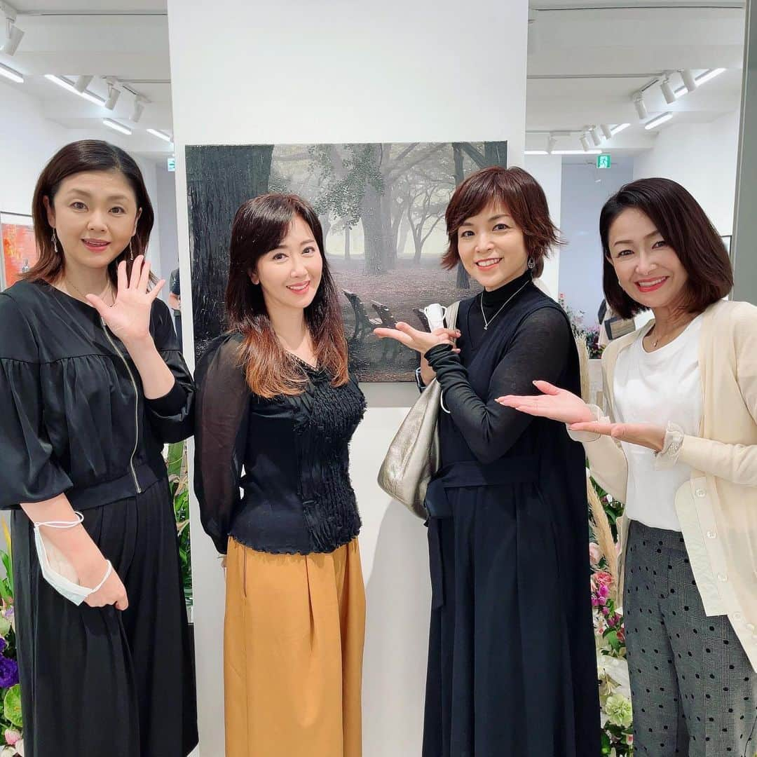 伍代夏子さんのインスタグラム写真 - (伍代夏子Instagram)「写真展10日目👐 今日は、艶歌美魔女かしまし娘が来てくださいましたヨ😉 ご来廊いただいた皆さん、ありがとうございました😊 #伍代夏子写真展 #残像 #アフターイメージ #石原詢子 さん #多岐川舞子 さん #大石まどか さん」10月10日 22時20分 - natsuko_godai_official