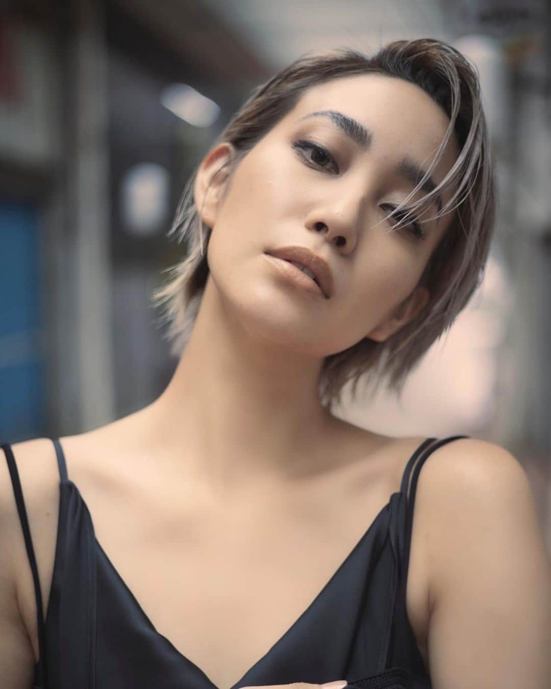 藤本奈月のインスタグラム：「教える事で、教わる。 教える事の難しさを知る。 難がある事の有り難さを知る。 簡単にはいかないからこそ、変わるべきは自分だと。 少しずつでもいいから、進む事。 停滞期を過ごしたから、気付きがあったし、そのおかげでアイデアも💡 今日は三日月だね。月を意識しだして、月の奥深さを知る日々です。 夜空を見上げる事も増えた。母を思う時間のひとつ。 思うことが沢山あるなぁ。 はぁ〜母と話したいよ〜wwwwコノヤロー！」