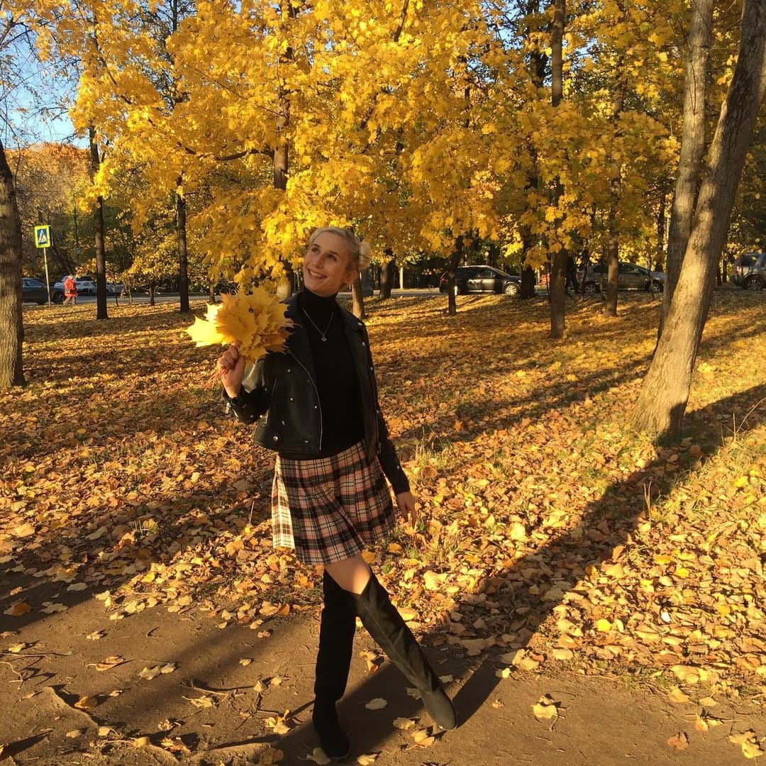 アンナ・ヤノフスカヤのインスタグラム：「#autumn in #moscow 🌞 Золотая пора...невероятные деньки 🍁🍃🍂🍃🍁🍃🍂🍃🍁 #october #sunday #colorful」