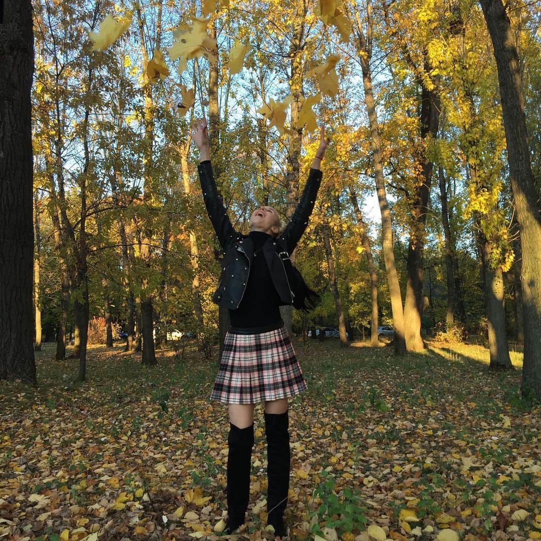 アンナ・ヤノフスカヤさんのインスタグラム写真 - (アンナ・ヤノフスカヤInstagram)「#autumn in #moscow 🌞 Золотая пора...невероятные деньки 🍁🍃🍂🍃🍁🍃🍂🍃🍁 #october #sunday #colorful」10月10日 22時53分 - annayanovskay