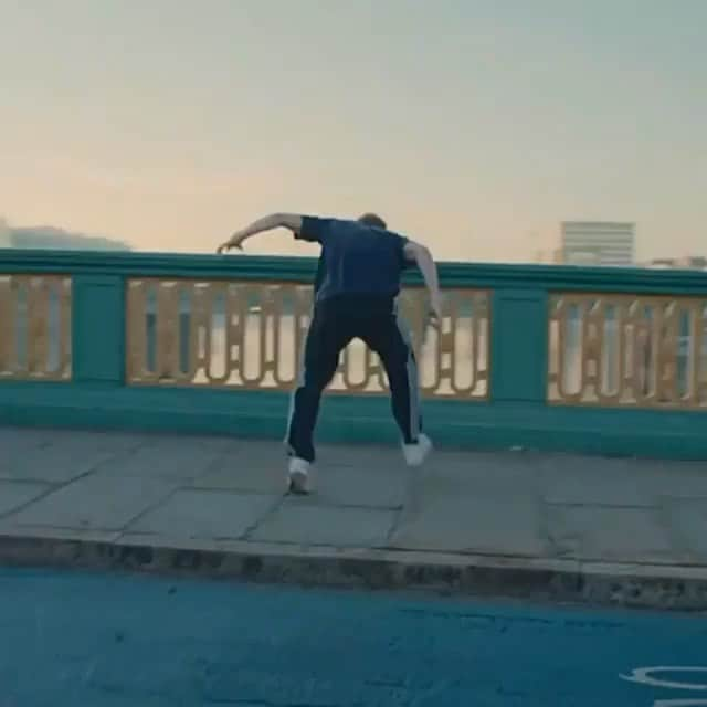 ジェニファー・エスポジートのインスタグラム：「Mental Health day.  To anyone that suffers- you are not alone.   Repost from @nowness using repost_now_app - #WorldMentalHealthDay: Watch a cinematic portrait of mental illness set to seismic spoken word and dance⁠ ⁠ 'Stillness' demonstrates that on all of our streets, millions of people with mental health conditions have been “roaring, howling, screeching in silence”—words taken from the poem featured in the short, penned by the director’s brother, Fionn⁠ ⁠ Director @calummacdiarmiddirector⁠ Featuring @harrypriceprojects⁠ Poem by @fionnmacd⁠ Production Company @greatgunstv⁠ Choreography @georgewilliamsonchoreography and @harrypriceprojects⁠ ⁠ Tap the link in bio to watch the full film on NOWNESS」