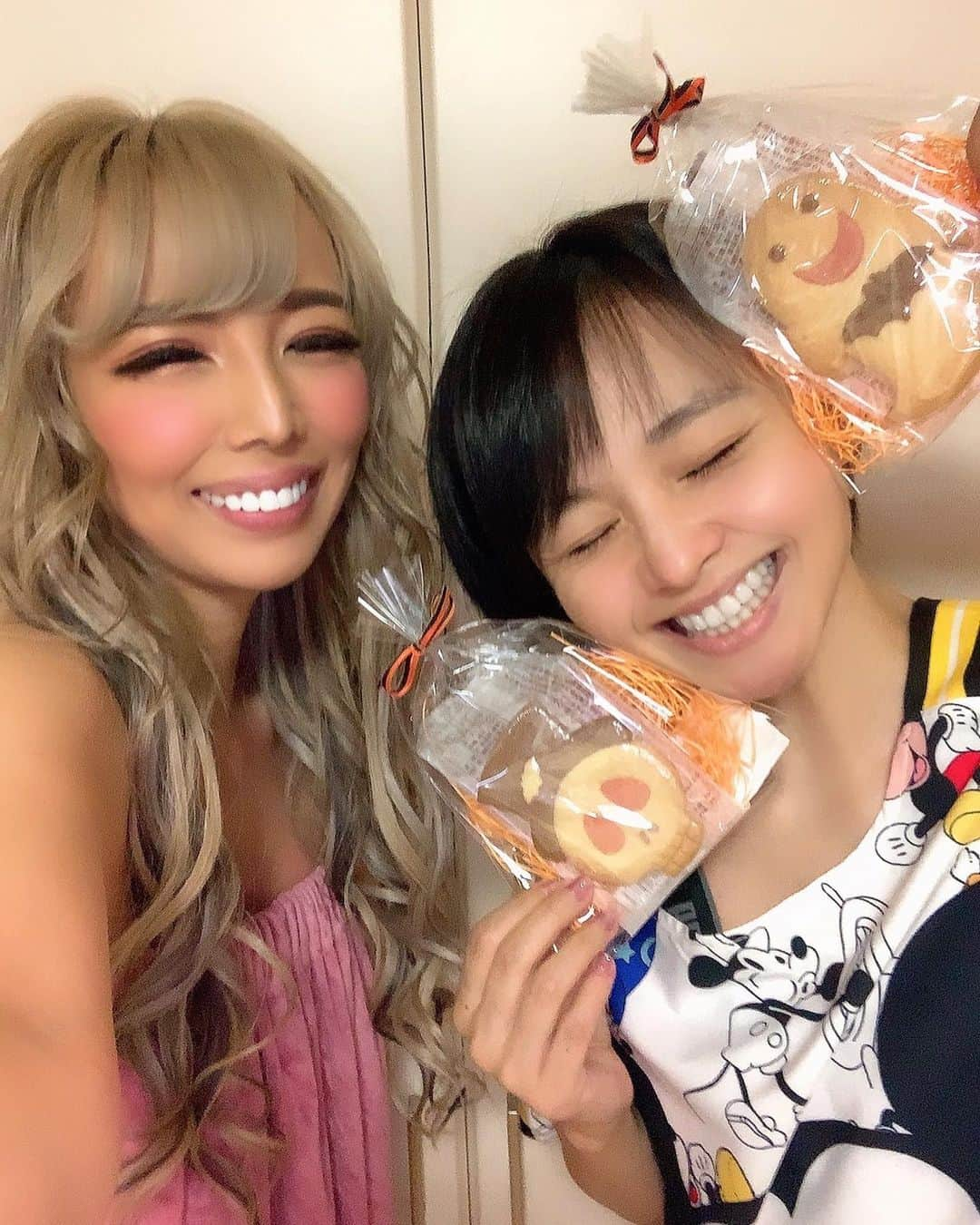 霜月るなのインスタグラム：「ずっと行きたかったあのお店💓 @belum_estheticsalon  #美來夢 (ビラム) に行ってきました🎉🎉🎉 そして @misono_koda_official  #misono さんにもお会いできて 嬉しかったです❤️🎉♥️  この日ゎ #ボディマッサージ #フェイシャル を ばっちし施術してもらいました😍  #CBD オイル を使ったボディマッサージが最高に気持ちよくて やばかったぁぁぁあ🤣 普段溜めていた疲れとストレスとか むくみとか全部なくなったよぉ🤣  担当して下さったスタッフさん、 むっちゃ凄腕で感激やったぁぁぁぁあ🥺🥺🎉🎉  フェイシャルゎ アワアワ洗顔もスチーム？スチーマー？あれが気持ちよくて 寝てしまいそうでした🥺  はあーあ、 最高すぎてはまりそぅぅう。🤣  むっちゃオススメします♥️♥️ やっぱり関西弁ゎ 落ち着くなあ💓💓  misonoさんと沢山お話しできて 楽しすぎる時間でした😍🙏  今回、るなゎ、 #京都店 に行ったけど #大阪店 があるよ❤️  みなさん、ぜひいってみてほしいな❤️❤️❤️  ほんとにありがとうございました♥️😍 関西帰ったらまた行ぐぞぉぉお🤩🤩🤩 @belum_salon  @chainon_sakaguchi  @yumemirai_skincare  #関西#京都#エステ#belum #美來夢#大阪  #サロン#オススメ」