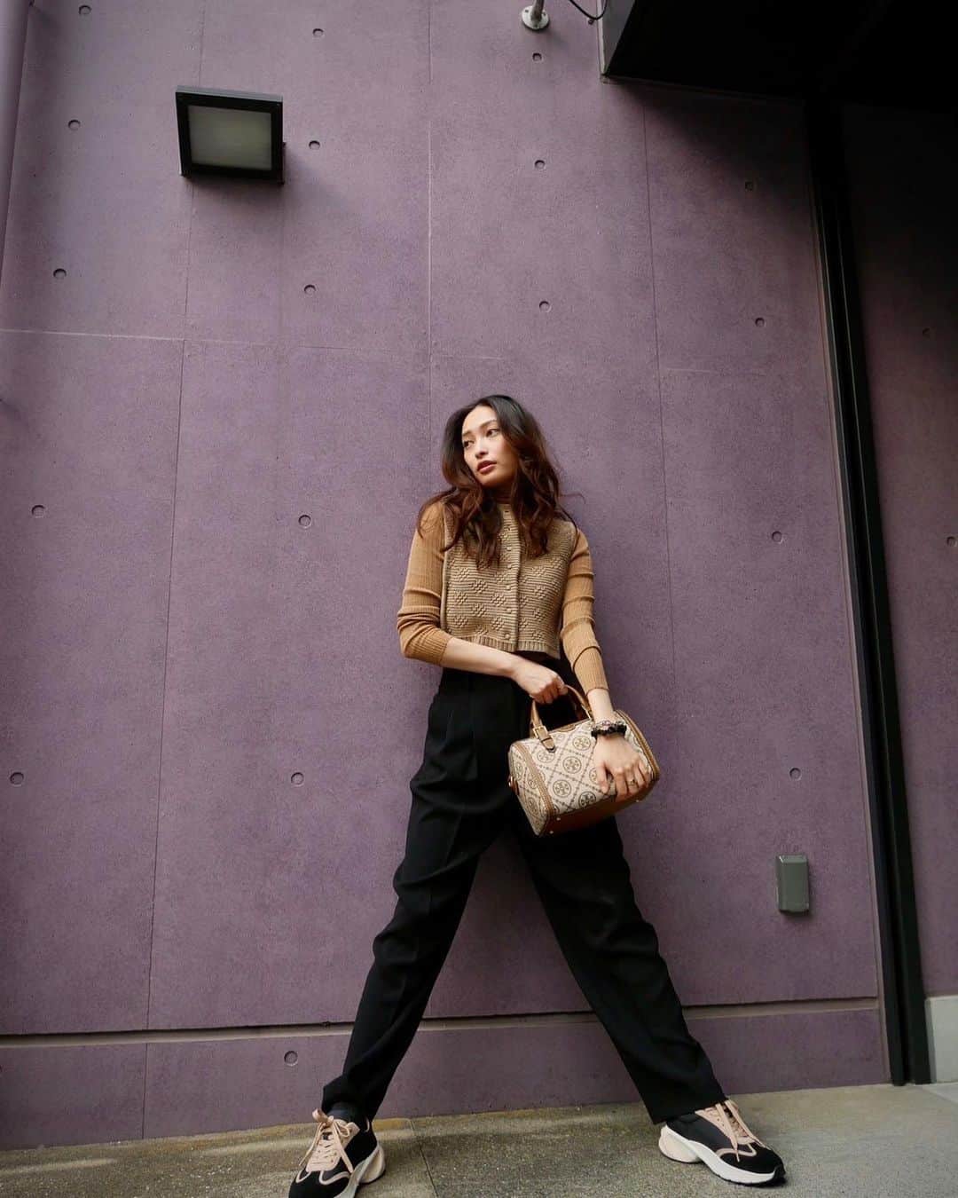 大政絢のインスタグラム：「#今日の絢服  tops @amerivintage  pants.bag.sneaker @toryburch   最後はなちゅと✌️」