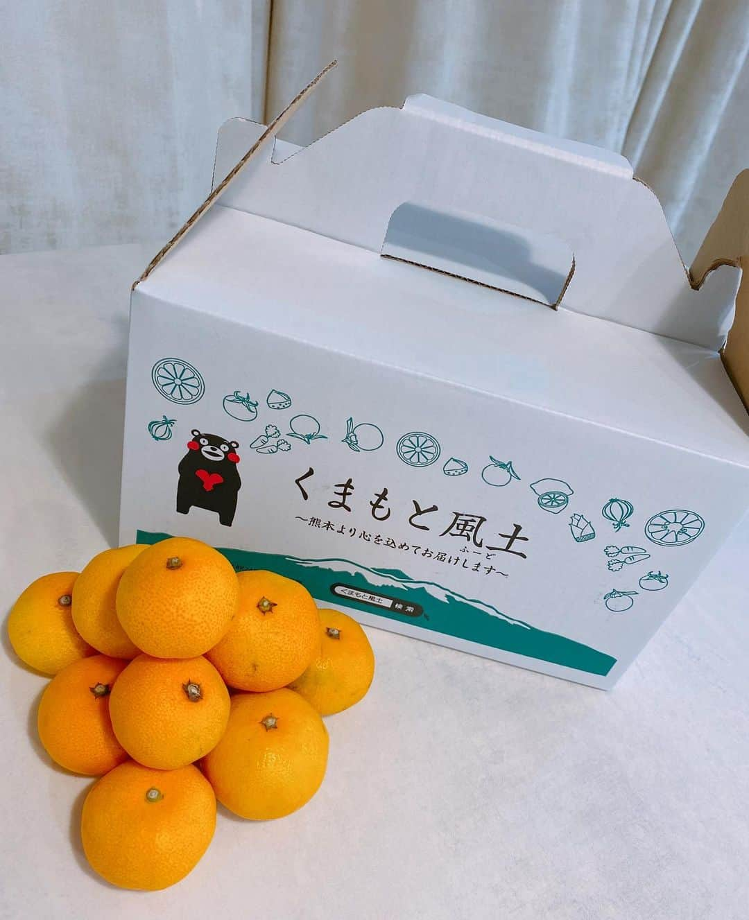 大寺かおりさんのインスタグラム写真 - (大寺かおりInstagram)「🍇🍎🍊 頂き物の果物がたくさん😆 (偶然にも次々頂いて少々びっくり✨) 実がパンパンの葡萄とマスカットに みずみずしい梨、味の濃いりんご❤️ 極早生のみかん🍊 . はぁぁ美味しい☺️ さすがに食べきれないので お裾分けしました✨ . あと髪切りました💇‍♀️ . #果物 #シャインマスカット #岡山 #ナガノパープル #長野 #ぶどう #南水 #シナノスイート #極早生みかん #fruit #hair #hairstyle #haircut」10月10日 23時47分 - kaori_ootera