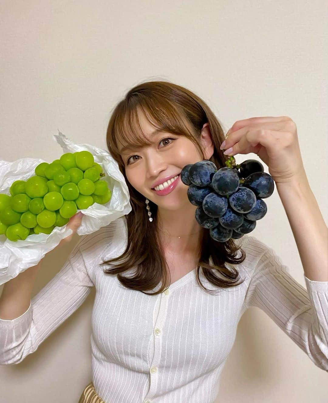 のインスタグラム：「🍇🍎🍊 頂き物の果物がたくさん😆 (偶然にも次々頂いて少々びっくり✨) 実がパンパンの葡萄とマスカットに みずみずしい梨、味の濃いりんご❤️ 極早生のみかん🍊 . はぁぁ美味しい☺️ さすがに食べきれないので お裾分けしました✨ . あと髪切りました💇‍♀️ . #果物 #シャインマスカット #岡山 #ナガノパープル #長野 #ぶどう #南水 #シナノスイート #極早生みかん #fruit #hair #hairstyle #haircut」