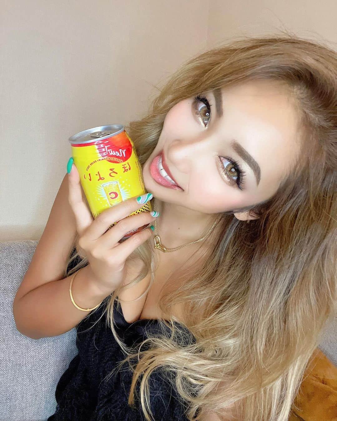 鈴木愛美さんのインスタグラム写真 - (鈴木愛美Instagram)「💛🍹💛🍹💛🍹💛🍹💛 . 今回、東北ほろよい総選挙の 公式アンバサダーになりました👑✴︎°  私は〝シュワビタ味〟の担当ですっ🙋‍♀️💕  シュワビタ味は、初めて飲んだけど デカビタのお酒バージョンって感じで 美味しいのっ🍹✨ まじで昔からほろ酔いめっちゃ好きだから アンバサダーやらせてもらえて嬉しい🦋🌺  みんなも参加できて 豪華賞品🎁も当たるから ほろよいを持って自撮りを投稿して ランキングに参加してみてねっ✌🏾💕  詳しくはサイトをチェックしてみて!!!!! 【 @tohoku_horoyoi 】  #東北ほろよい総選挙  #ほろよい #サントリー」10月11日 0時20分 - x.manya.x