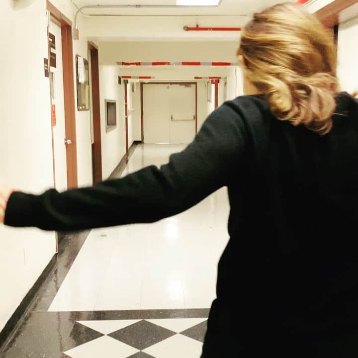 エリザベス・ロドリゲスのインスタグラム：「Very serious acting right after this. #sundayfunday #actorslife #powwow #allswellthemovie #makingmovies @daphnerubinvega @lizacolonzayas_lcz」