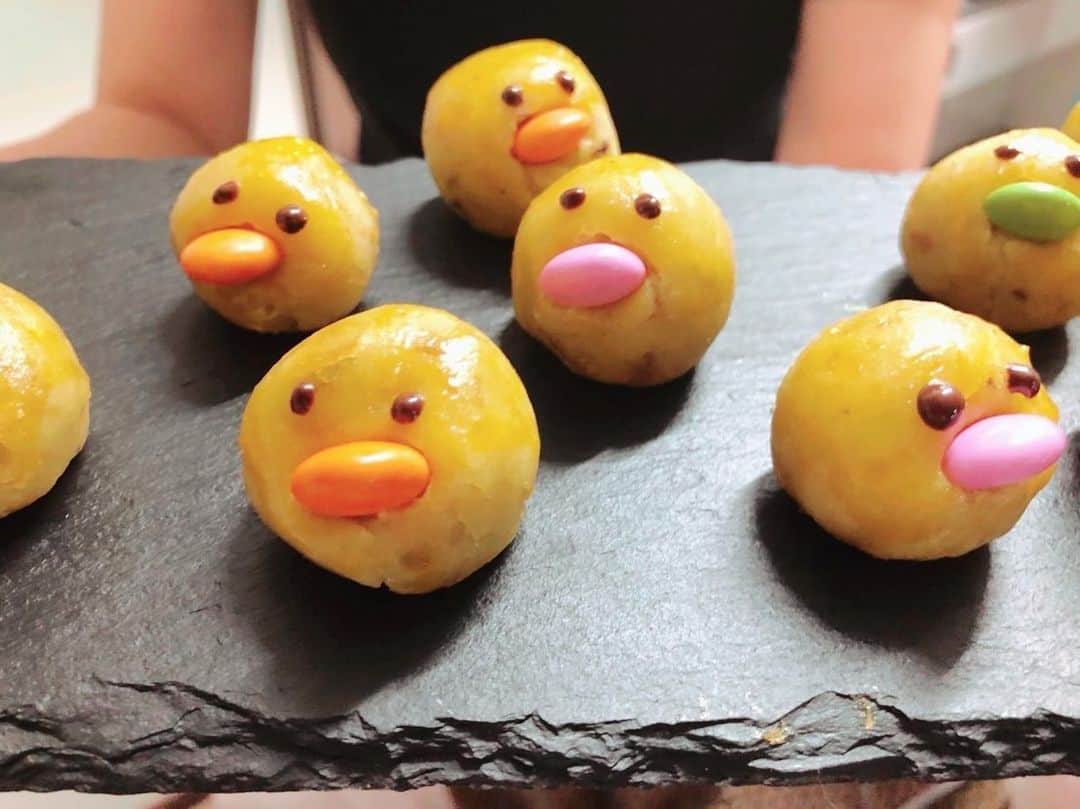 前田阿希子のインスタグラム：「うちで穫れたサツマイモを、 ヒヨコのスイートポテトにしてみました🐥  おぉ、かわいい😍 双子も喜んでくれるかな？  と期待していたのに。  チョコの部分だけかじられ、 ヒヨコちゃん全員無残な姿で発見されました😱  ママ、ショック。  #双子#twins  #双子のいる生活 #子どものいる暮らし  #スイートポテト #ヒヨコちゃん安らかに #あとで食べてくれましたが #ベッドはやめて😱 #なんであかんところで食べたがるのやら #たまひよ#コドモノ」