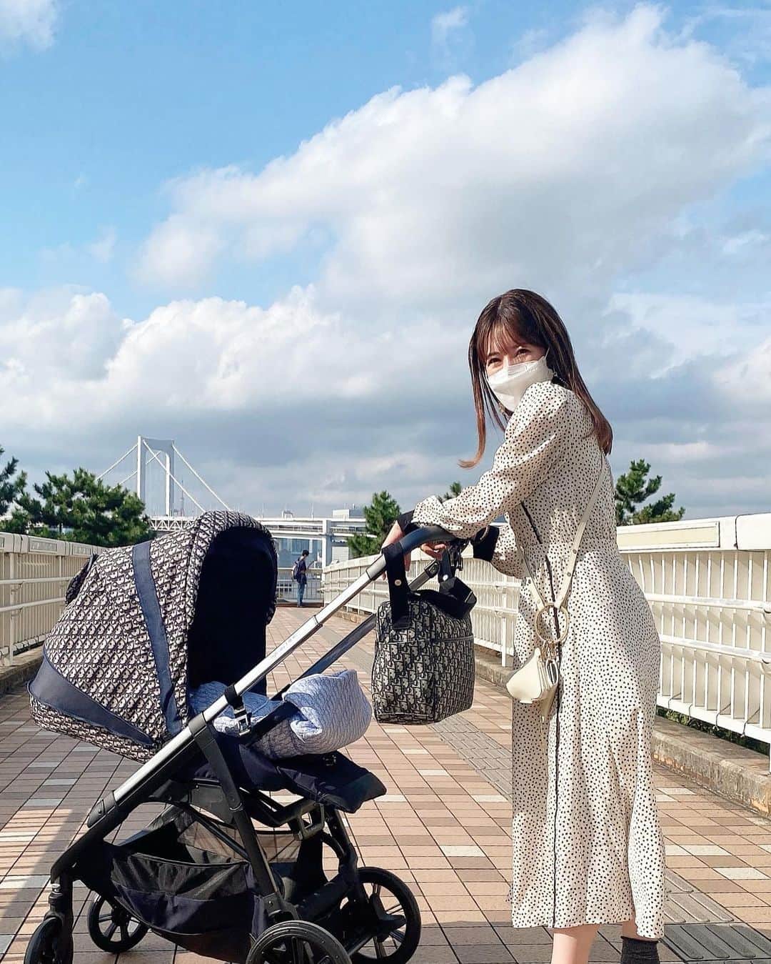 のインスタグラム：「土日に家族はじめてのお散歩へ…👶  持ち物は ・ミルクと哺乳瓶 ・水筒(お湯を入れる) ・お水(ミルク作る用) ・お着替え ・オムツ数枚＆お尻拭き ・おむつ変えシート ・ガーゼ ・洗浄綿 ・ティッシュ ・アルコールジェル&シート ・授乳ケープ ・臭わないゴミ袋(おむつ捨てる用) ・抱っこ紐 ・母子手帳 を持って行きました。  いやぁ…荷物が多くなりますね🤔！ みんなどうやって工夫しているんだろう…？そして便利グッズも有れば教えて欲しいなと思った、第一回目の外出でした🙏  そんな初外出のコーディネートは、 お洒落したいけどストレスを感じたくないので…ハートドットワンピースを♡  頑張ってるように見えて頑張ってないのがポイント🤣🤣  ベビーカーは出産祝いにいただいたのですがとっても素敵でうっとり☺️✨次の子にも使えるように大切に使わせていただこうと思いました！ありがとうございます🙏  という訳で、慣れるまではゆっくり行こう♪と感じた第一回目の家族散歩でした👶  #全国のままリスペクト  #お散歩コーデ  #プレママ #ママコーデ  #お出かけ #マザーズバック」