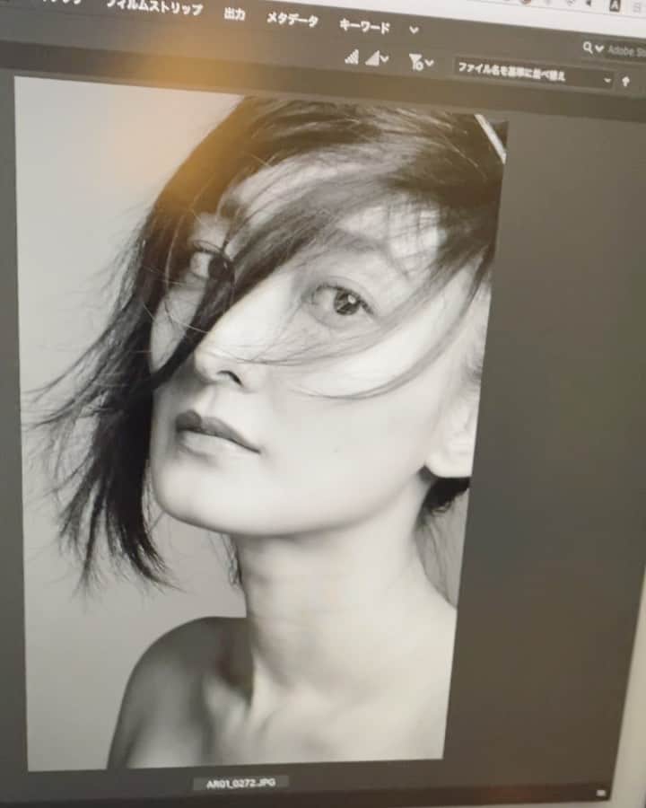 大澤有紗のインスタグラム：「💇‍♀️📸😏✨ 笹口さん　@sasaguchi_photo  との撮影では発見の連続でした🥸 撮影したもの準備でき次第少しずつご紹介させてください✨ ありがとうございました🙏🏻✨  #撮影 #ショートヘア #シミュレーション #最近 #よくいただく #提案 #髪の毛 #一束ですべて変わる　#ヘアはフォルムだ」