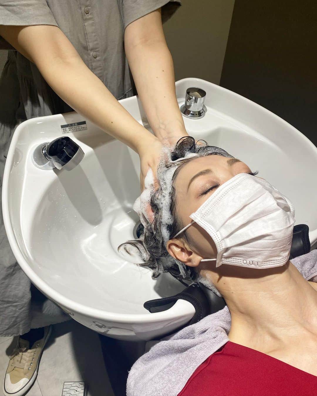 ImotoEtsuyo さんのインスタグラム写真 - (ImotoEtsuyo Instagram)「#おはようございます  ・ シャンプーブロー、ヘアアレンジ専門店 ハサミを持たない美容室 @uruu_tokyo  へ。  脳神経外科が監修したマッサージを取り入れたシャンプーは短時間で疲労回復、ストレス解消ができてすごく気持ちいい。  ・ シャンプー、トリートメントは 自分の髪質や悩みにあわせて 選ぶ事ができます。 香り重視で選ぶのも良いかも。 ・ シャンプートリートメントの後は ブローのみ、ヘアアレンジや ヘアセット追加でお願い出来ます。 ・ ・ リラックスしたい時に シャンプーして貰ったり、 ちょっとしたお出かけ前の ヘアアレンジにもオススメです。 ・ 私はこの日 会食があったのでハーフアップに ヘアアレンジして頂きました。 ・ #ハサミを持たない美容室  #シャンプーブロー専門店  #恵比寿ヘアセット  #恵比寿ヘアサロン  #恵比寿 #美容室 #美容院  #shampoo  #uruu  #ヘアアレンジ  #ヘアアレンジ専門店  #シャンプー  #シャンプー専門店 #ヘアセット  #毎日通いたい  #恵比寿美容室  #シャンプーブロー  #代官山  #代官山ヘアサロン」10月11日 6時08分 - bisuhada