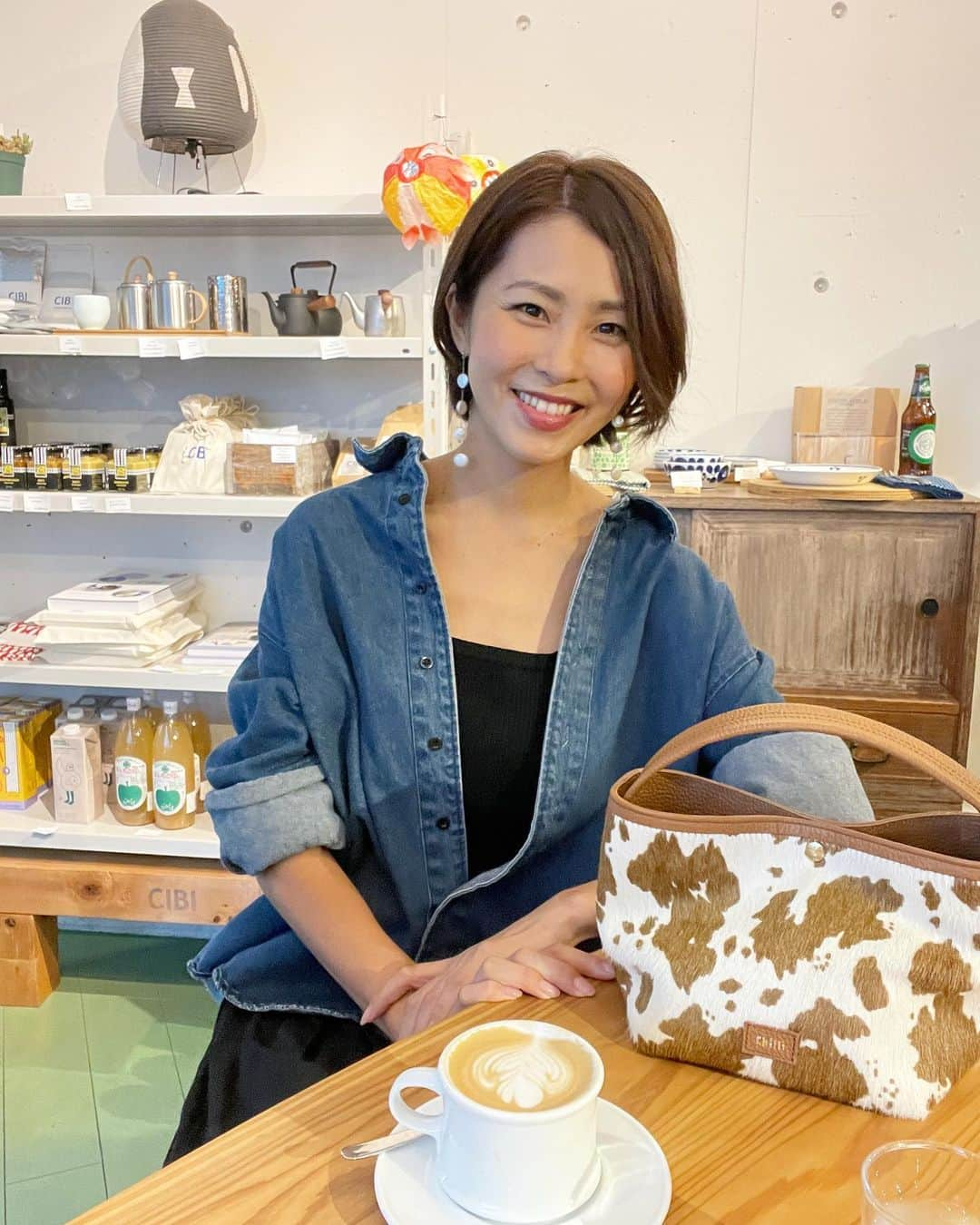 坂元美香さんのインスタグラム写真 - (坂元美香Instagram)「おはよー  今日は最後の夏日だって☀️ 寂しいなぁ🥺  最近 近所のお気に入りカフェが 常に満席で入れないのです。 これは昨日 閉店間際にすっごい久しぶりに 入れたご機嫌な写真です☕︎  いつの間にか人気カフェになってしまいました。 嬉しいけど寂しいなぁ。  ということであっという間にまた月曜日。 今週もがんばりましょ！  #cibi #チビと読む」10月11日 6時28分 - mika_saka