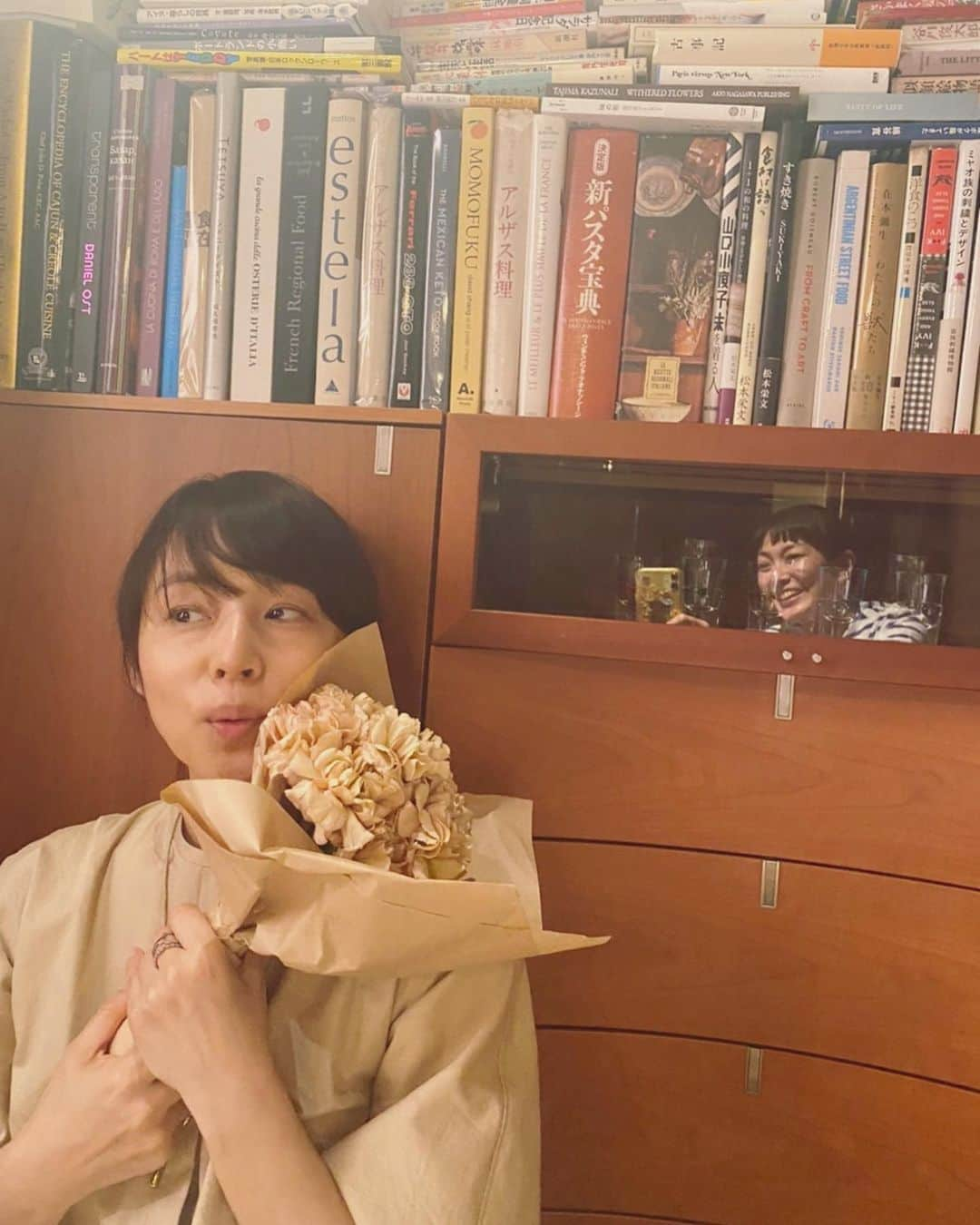 石田ゆり子さんのインスタグラム写真 - (石田ゆり子Instagram)「出し忘れていた面白い写真。 誕生日をサプライズで祝ってくれたあの日の写真。 写真の中のガラスに写り込んでるひと、いつもありがとう。 ベージュのカーネーションと その日着ていたワンピースの色が同じだった😁🎂」10月11日 6時36分 - yuriyuri1003