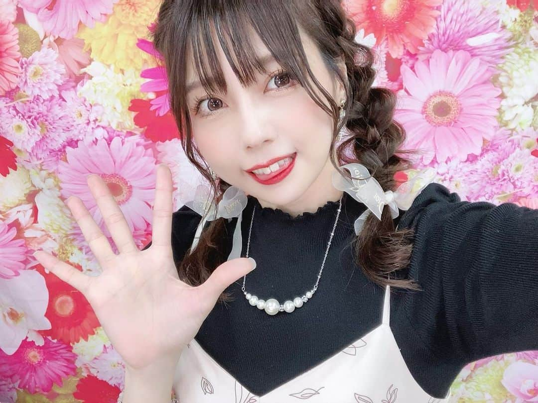 西原綾美のインスタグラム：「🌸🏵🌸🏵🌸🏵🌸🏵🌸. . 10/11〜10/13 川崎競輪ナイターF I  CTC杯東京スポーツ杯🚴‍♀️ 生中継番組 ‎𓊆マシェバラ的ケイリン生活チャリバラ‎𓊇  16:30〜出演します🌹. . . 今回も川崎競輪の予想当てに行きます😎💗. . 東スポの名にかけて！！🕵️‍♀️ （じっちゃんの名にかけてみたいだな☜金田一少年📺） . . #ミス東スポ #三つ編みアレンジ #量産型女子 #アイドル #地下アイドル好きな人と繋がりたい #グラドル #競輪好きな人と繋がりたい #競輪予想 #川崎競輪 #ヘアアレンジ #ワンピースコーデ  #コーデ記録 #アンミール #ナイスクラップ #ボートレース #公営競技 #アラサー女子 #셀스타그램 #오오티디 #japanesegirl #keirin #niceclaup #anmille」