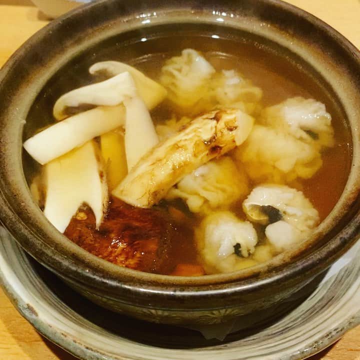小川真司のインスタグラム：「松茸と鱧という今でしかない組み合わせの鍋。 昨晩は美味しくて食い過ぎた。」