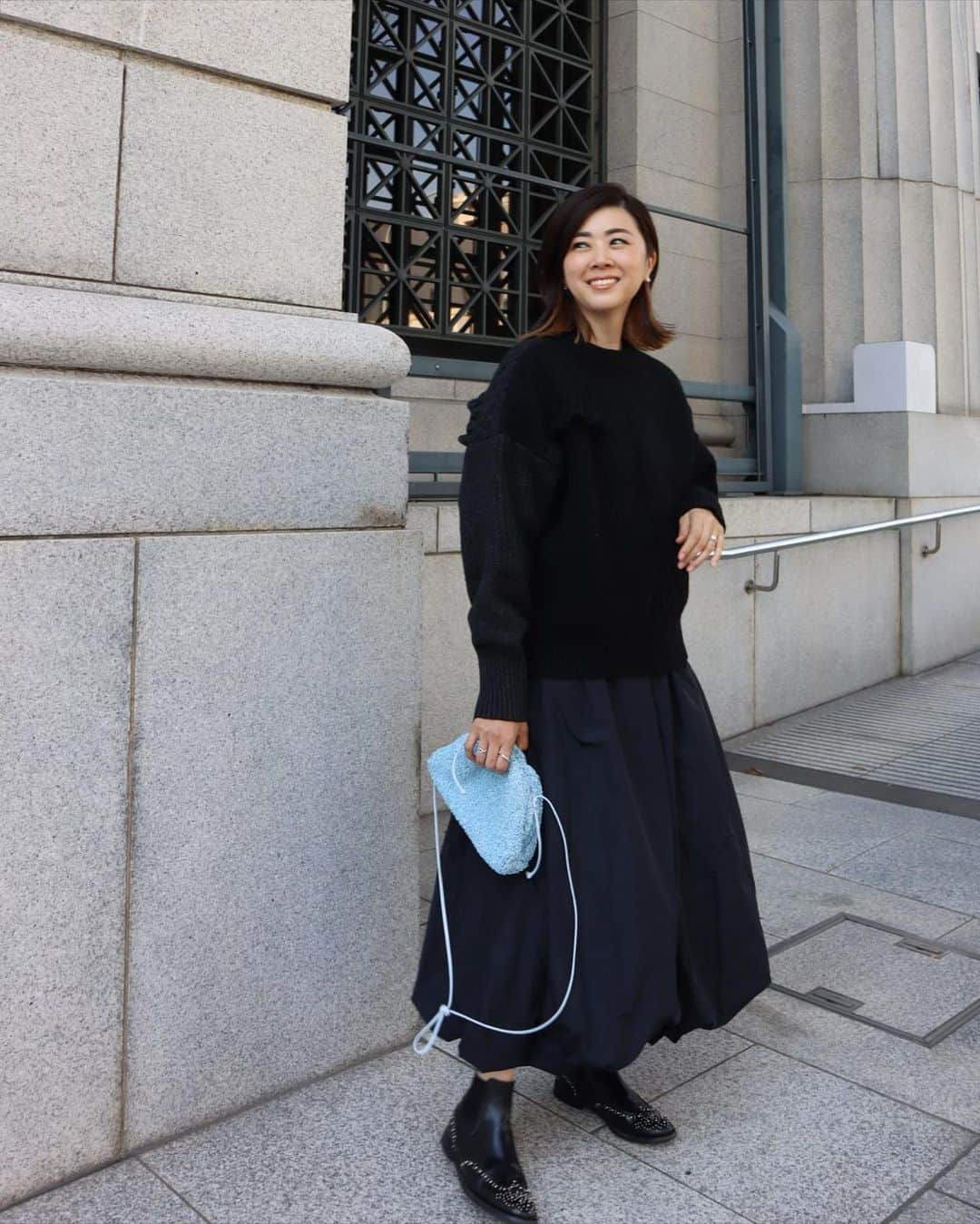 urakoのインスタグラム：「. 色んな角度で違った表情を見せてくれるフリルニット🧶 . ローゲージ編みでざっくりとしていて1枚でサマになり ケーブルやあぜ編み、フリルをミックスした華やかさもあるニットです！ . ブラックは実はダークグレーと配色されてます😊 . . 合わせたスカートはバルーンスカート . どちらも阪急先行入荷のitemです🖤 . 📍うめだ阪急popup先行入荷 . #MACHATT #bottegaveneta  #tods」
