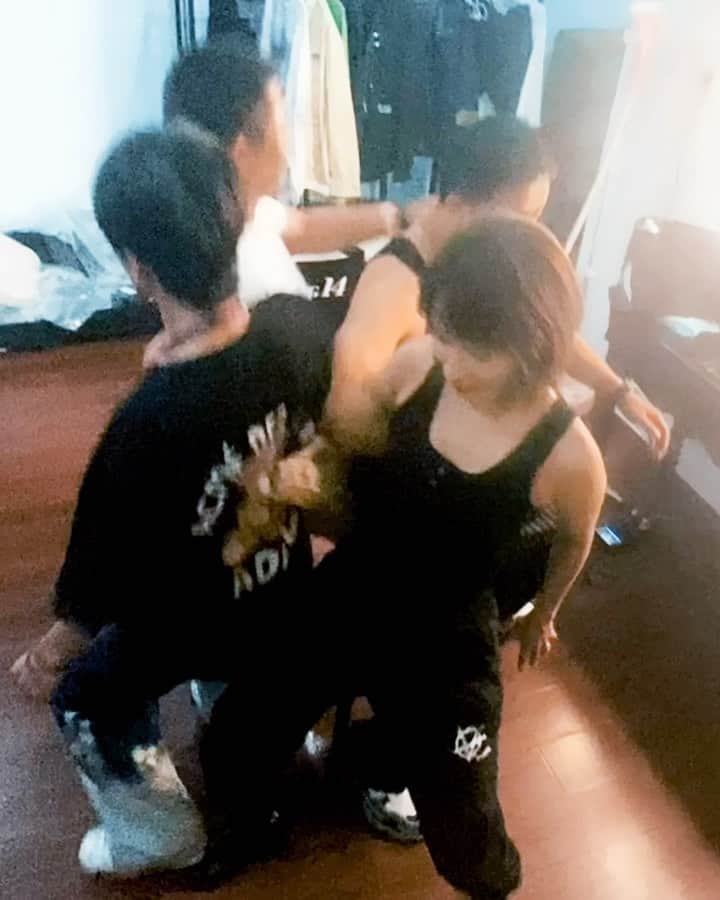 セリーナ・ジェイドのインスタグラム：「Trying the 4 people drop wasn’t as easy as it looked on tik tok… 😅」
