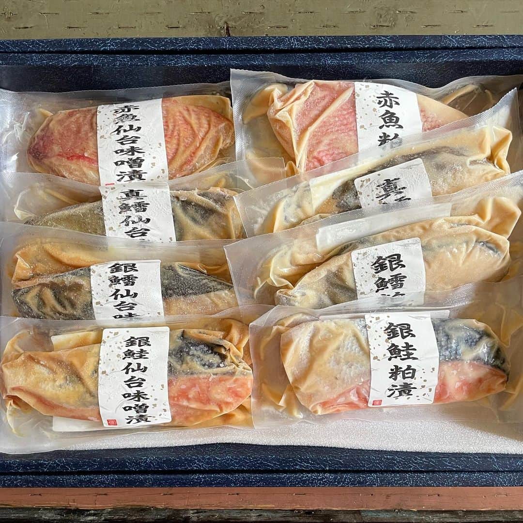 田中律子さんのインスタグラム写真 - (田中律子Instagram)「ワクチン2回目接種💉により、発熱ーー😭お熱だけだったけど、久しぶりのお熱に目がチカチカした👀  お買い物も行けないし、家でのんびり…発熱時、買っておいて良かったものー☝️ 大好きな魚耕　@uoko_ec  のお魚の粕漬け、味噌漬け、そして、冷凍エビチリ🍤お魚は焼くだけだし、エビチリはチンするだけ😂 エビチリは、量がたっぷりなので、半分は後日に玉子とマヨネーズで炒めて食べたらめちゃ美味っ🤤  我が家の冷凍庫には、魚耕の冷凍お魚がいっぱい🐟あったかい炊き立てご飯と、アーサーのお味噌汁と、漬物があれば完璧❤️  お熱あったけど、食欲旺盛🍚 プロラボ　@estheprolabo_official  のファストプロウォーターにOS-1の粉末入れて水分いっぱい摂取❗️  お熱だけで、体はめっちゃ元気😂  #okinawa  #okinawalife  #beachlife  #ワクチン接種  #2回目接種  #発熱しました  #魚耕 #我が家のお取り寄せ #お魚ライフ  #冷凍庫は魚だらけ  #おうちごはん」10月11日 9時50分 - ri2kotanaka