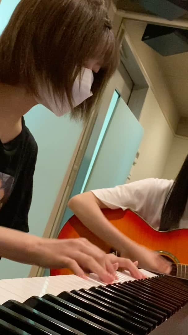 のインスタグラム：「ちゃけの演奏がすばらしくて、私も私のギターで弾きたい！！🥺🥺と思ったので今度また一緒にセッションしていただきたい！！　まじで凄すぎた、  あの、正直いうと、ちゃけの演奏が素晴らしいので私のミスがいい感じに聞こえてません。ありがとうございます。笑」