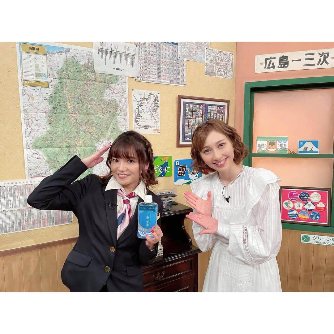 久野知美さんのインスタグラム写真 - (久野知美Instagram)「🚃🌸✨  この後は! 21時から #友近 さん #礼二 さんと 毎週ご一緒させて頂いている #BS日テレ #妄想トレイン❣️  #はいだしょうこ お姉さんが ゲストに来て下さったので #海里 ロケぶりに 相互乗り入れさせて貰ってます🌸  たくさんお写真を 撮って頂きました!!!!!(●'ᴗ'σ)σணღ*  新潟ロケの時も、後輩の体調を 気遣ってくださって ホッカイロをプレゼントしていただいたり たくさん良くしてくださり、 テレビそのままの真っ直ぐでお優しい 素敵なホリプロの先輩です♡♡♡  この日のお衣装は、まさに プリンセスでした…!🥰🥺🌸  #水谷千重子 先生の舞台では 真逆の巫女長を演じておいででしたが そちらも格好良かったんです🥺✨✨✨  スタジオに持参している 先生のお水とお守りと共に🌸  友近さんはインスタされていないので、 タグは今日も千重子先生😌👘🌼  鉄道好きゲストは、初めまして…!な 気が何故かしない⁉︎ 〝本物の〟 #角野卓造 さん初登場です(*´꒳`*)🚃✨ (前にゲストでお越しいただいた  #近藤春菜 さんをタグ付け…!😳)  是非ー🙌🏻🚃✨✨✨  ———————————————————————— ★ただいま出演中！★ タモリ電車クラブ🚂 テレ東「なないろ日和！」「よじごじDays」 BSフジ「鉄道伝説」「ミッドナイト★トレ活」  🚃BS日テレ「#友近礼二の妄想トレイン」 毎週月曜 21:00〜 #妄想トレイン  🚃NHKラジオ第1「鉄旅・音旅出発進行！」 毎週金曜 20:05〜 #てつおと  🚃NACK5「スギテツの #GNRR」 毎週日曜 朝 6:00〜  🚇4冊目の鉄道本発売中‼️ #東京メトロとファン大研究読本 #カンゼン 刊 #女子鉄アナウンサー #久野知美 著 #南田裕介 監修 Amazonはコチラ(*´꒳`*)🌸 https://www.amazon.co.jp/dp/486255587X  #鉄道とファン大研究読本 #女子鉄アナウンサー久野知美のかわいい鉄道 #京急とファン大研究読本 もよろしくね🥰 #女子鉄 #鉄道女子 #鉄道 #鉄道好きな人と繋がりたい ————————————————————————」10月11日 21時08分 - tomomi_kuno