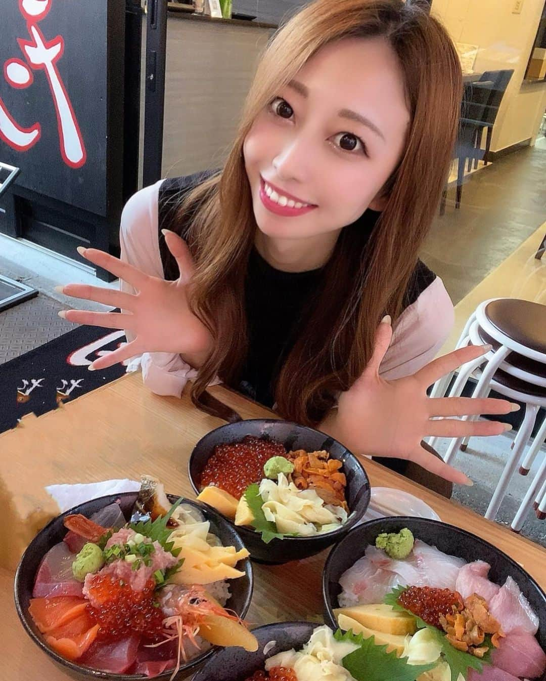 小泉奈央さんのインスタグラム写真 - (小泉奈央Instagram)「. 築地で海鮮丼🦐🐟✨ . 美味しかったー🤤💕  . . . #東京#築地#築地海鮮#海鮮#海鮮丼#お寿司#魚#お刺身#築地グルメ#tsukiji」10月11日 21時27分 - nao_koizumi_