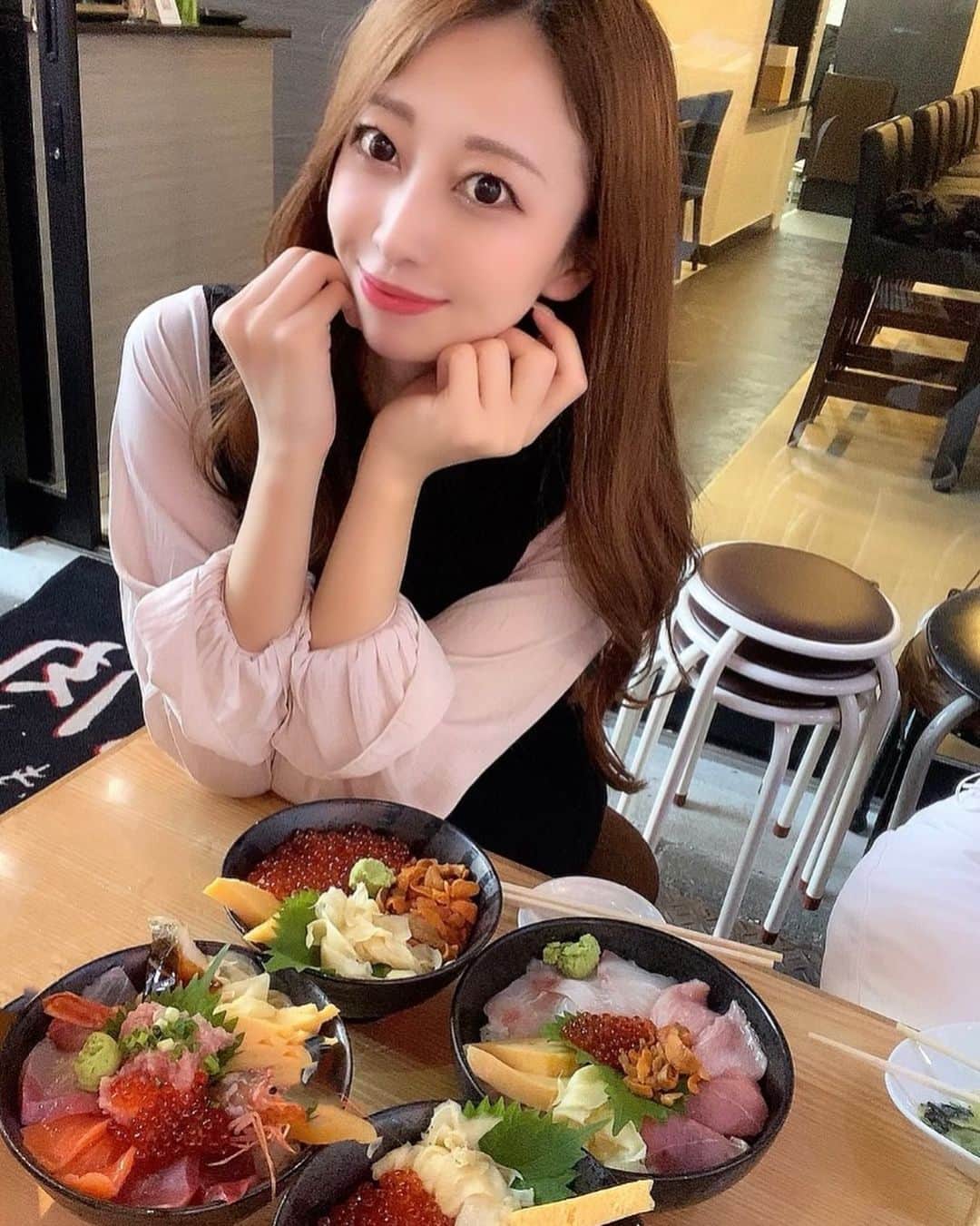 のインスタグラム：「. 築地で海鮮丼🦐🐟✨ . 美味しかったー🤤💕  . . . #東京#築地#築地海鮮#海鮮#海鮮丼#お寿司#魚#お刺身#築地グルメ#tsukiji」
