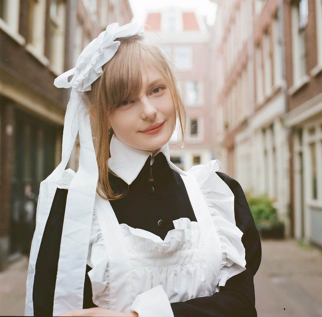 Ella Freyaのインスタグラム：「We shot these with film camera 😊😊 more of these on my P@treon ~  フィルムカメラでメイド服を撮影しました　  📸: @ninesolareast」