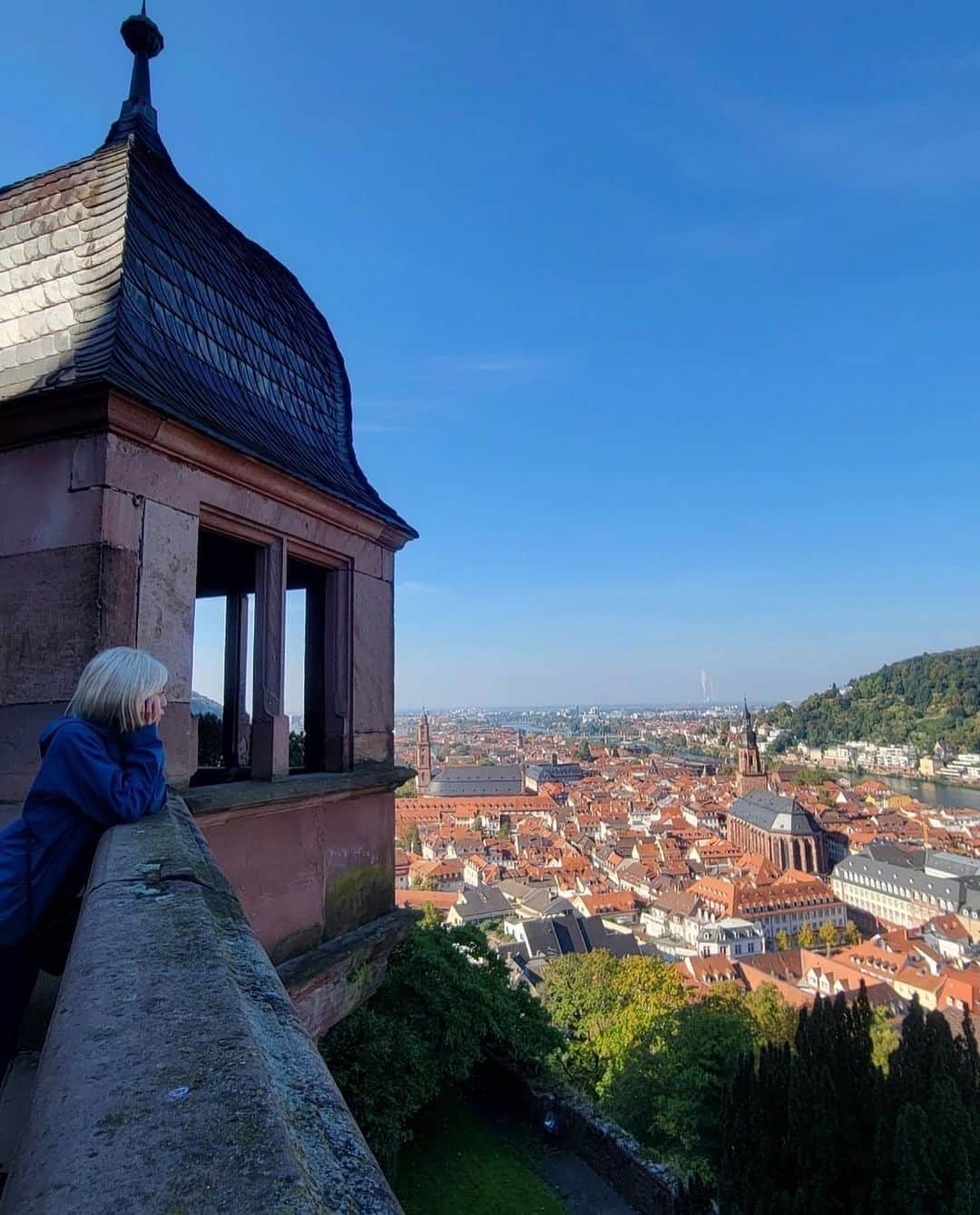 伊東楓さんのインスタグラム写真 - (伊東楓Instagram)「I'm in Germany🇩🇪  日常のひとつひとつが 楽しくて、刺激的！ でも、ちゃんと 先を考えなきゃいけない時もあったりして。旅行じゃなくて、この国で生きていくってことは、そういうことだから。  言語が不十分でも ちゃんと "私はこうなりたい" "こうしたい"と、意思を伝えて、頑張る姿勢を見せさえすれば、こちらの人たちはしっかり応えてくれる。それが嬉しいから、わたしも毎日頑張ろうって思える。  不慣れな場所で、体当たりで生きてる感じ。 どこでも、何でも、とりあえずやってみよう。まだ来てから１週間だもん🤣🤣🤣  #Germany #dailylife #Alltag #journey #DeutschesLeben #ドイツ生活 #伊東楓」10月11日 21時51分 - kaede_ito004