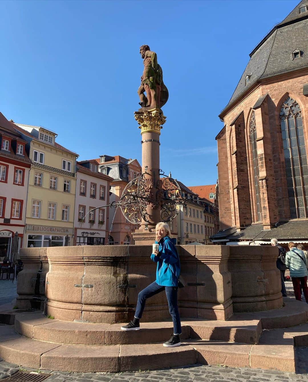 伊東楓さんのインスタグラム写真 - (伊東楓Instagram)「I'm in Germany🇩🇪  日常のひとつひとつが 楽しくて、刺激的！ でも、ちゃんと 先を考えなきゃいけない時もあったりして。旅行じゃなくて、この国で生きていくってことは、そういうことだから。  言語が不十分でも ちゃんと "私はこうなりたい" "こうしたい"と、意思を伝えて、頑張る姿勢を見せさえすれば、こちらの人たちはしっかり応えてくれる。それが嬉しいから、わたしも毎日頑張ろうって思える。  不慣れな場所で、体当たりで生きてる感じ。 どこでも、何でも、とりあえずやってみよう。まだ来てから１週間だもん🤣🤣🤣  #Germany #dailylife #Alltag #journey #DeutschesLeben #ドイツ生活 #伊東楓」10月11日 21時51分 - kaede_ito004