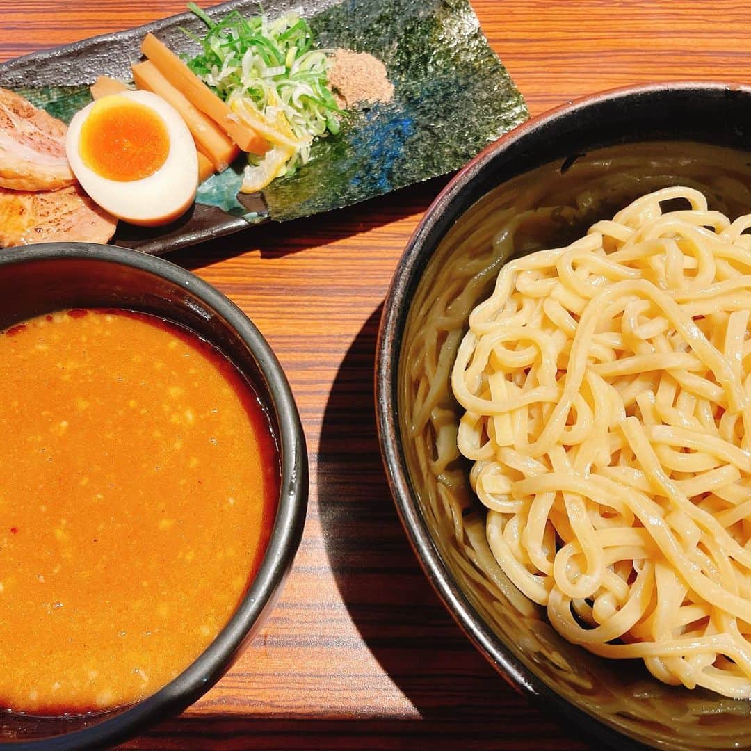 のインスタグラム：「何気に好きです。 春樹。  お誕生日迎えました！ わーい！ 今までやってこなかったし、そしてこれかも誕生日イベントはやらないであろいという思いで、最初で最後の生誕グッズのTシャツなど作りました！ Twitterチェックしてみてくださいっ🙌✨👕  #ラーメン #ramen #つけ麺 #麺スタグラム #麺スタグラマー  #声優 #道井悠」