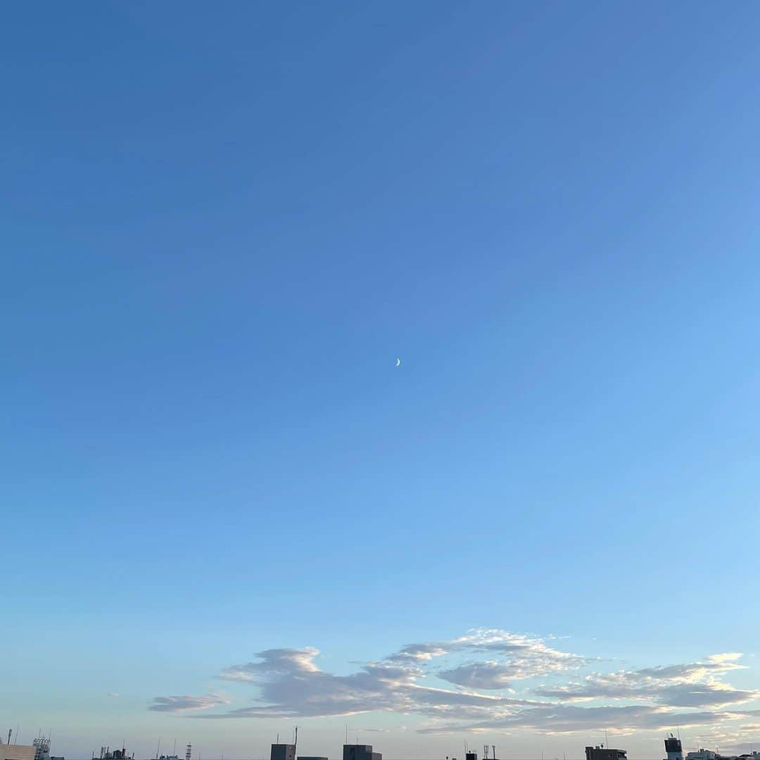 椎名桔平さんのインスタグラム写真 - (椎名桔平Instagram)「今日は良い天気だった〜 昼間の月。🌙 見えるかな？🧐」10月11日 22時16分 - kippeishiina