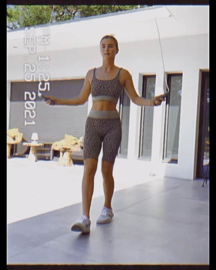 Sophie Wilsonのインスタグラム：「Jump rope & ab workout 🤩   I jump rope at least 2-3 days out of the week! A perfect full body exercise that is quick and efficient 💥   As many rounds as you want!  I suggest 8+ ;)   ~ Heel tap jump 1 minute   ~ Reverse plank to crunch 30 sec  ~ Straight jump  1 minute   ~ Crunch to full extension 30 sec   ~ Side to side hop 1 minute   ~ High plank with side toe taps 30 sec」