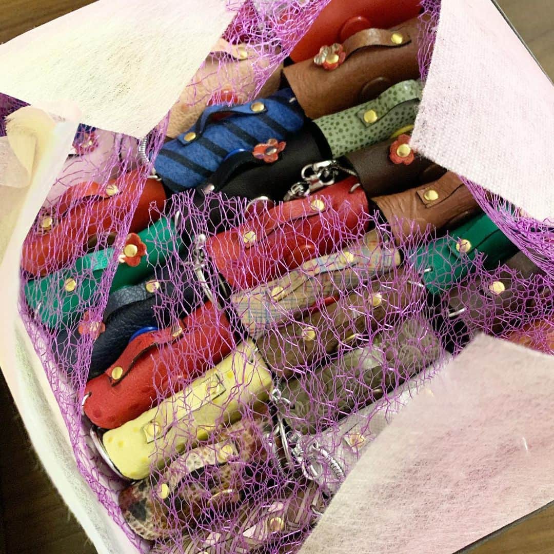 荒生暁子さんのインスタグラム写真 - (荒生暁子Instagram)「頂き物の箱を開けてびっくり  おまんじゅうのように びっしり詰まった 手作りのコインケース  可愛すぎて選べない‼️ ミニチュア好きでわくわくします。  #手作りコインケース #バッグ型ポーチ  #バッグ型キーホルダー #ハンドメイド #ハンドメイド雑貨 #手作りの贈り物 これがクローゼットの バーキンだったらなぁ〜」10月11日 15時34分 - akikoarao0904