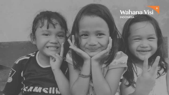 シャニア・ジュニアナタのインスタグラム：「Tahukah kamu? 11 Oktober adalah hari peringatan ANAK PEREMPUAN SEDUNIA. Sayangnya, sampai saat ini masih banyak, loh ANAK PEREMPUAN yang belum hidup bebas dari kekerasan dan perkawinan paksa. Buktinya, 1 dari 5 anak perempuan di Indonesia masih mengalami kekerasan fisik dan yang lebih mengejutkan, Indonesia menduduki peringkat ke-8 di dunia dalam angka perkawinan anak.  Untuk itu, melalui campaign #1000girls bersama @wahanavisi_id , aku mau ajak kamu untuk ikut membantu ANAK PEREMPUAN Indonesia terbebas dari keterbatasan, ketakutan dan bisa meraih impian mereka.  Nah, caranya gampang banget! Dengan Rp 200,000 per bulan, kamu sudah bisa mendukung 1 orang anak perempuan melalui program Sponsor Anak WVI, dimana salah satu kegiatannya berfokus pada upaya perlindungan anak. Yuk, gabung sekarang melalui :  bit.ly/1000girlsbersamashania  Enggak hanya berdonasi, kamu juga bisa sebarkan postingan ini agar semakin banyak orang yang membantu. Selamat hari Anak Perempuan Internasional.  Sumber : Survey Nasional KPPPA 2018  #WahanaVisiIndonesia #UntukAnakIndonesia」