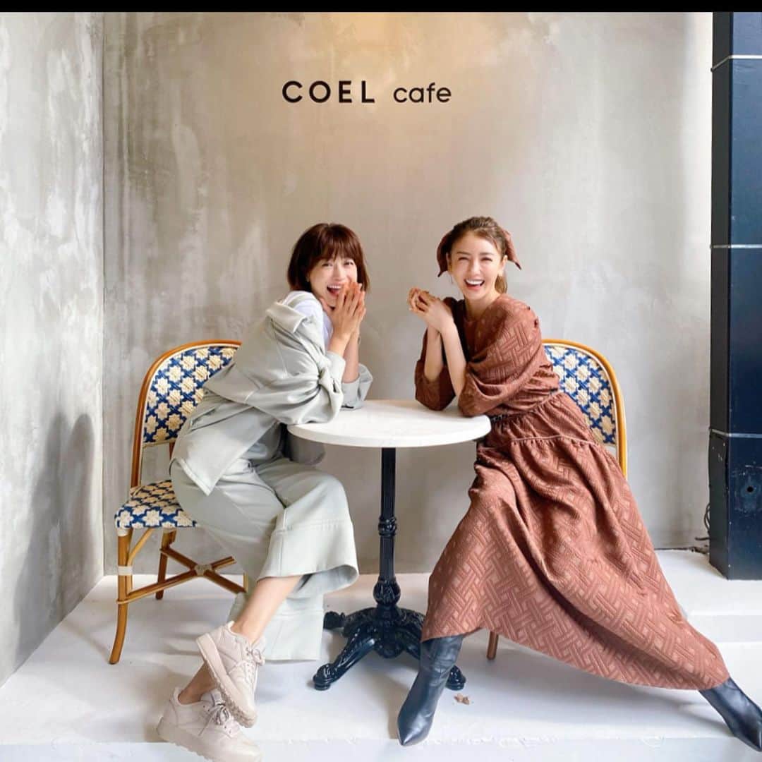 美香さんのインスタグラム写真 - (美香Instagram)「ヨン🧡　@youn1029  @coel.official shopオープンおめでとう！！ カフェもあって、 @narin.jw もゆっくり見れて テラス席はワンちゃんもok  🐶💗 しかも大好きな骨董通り！ 最高です💗  わたしの私服もALL @coel.official   頭にリボンをしたら 🐶みたいになった笑  場所は 青山の骨董通りの中間ぐらい？にあるスタバの隣です！」10月11日 16時27分 - mikaofficial99