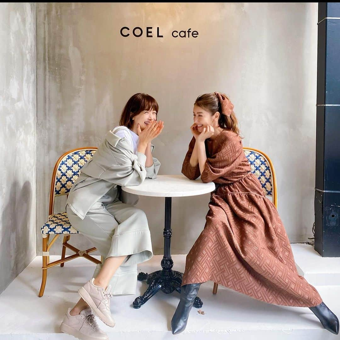 美香さんのインスタグラム写真 - (美香Instagram)「ヨン🧡　@youn1029  @coel.official shopオープンおめでとう！！ カフェもあって、 @narin.jw もゆっくり見れて テラス席はワンちゃんもok  🐶💗 しかも大好きな骨董通り！ 最高です💗  わたしの私服もALL @coel.official   頭にリボンをしたら 🐶みたいになった笑  場所は 青山の骨董通りの中間ぐらい？にあるスタバの隣です！」10月11日 16時27分 - mikaofficial99