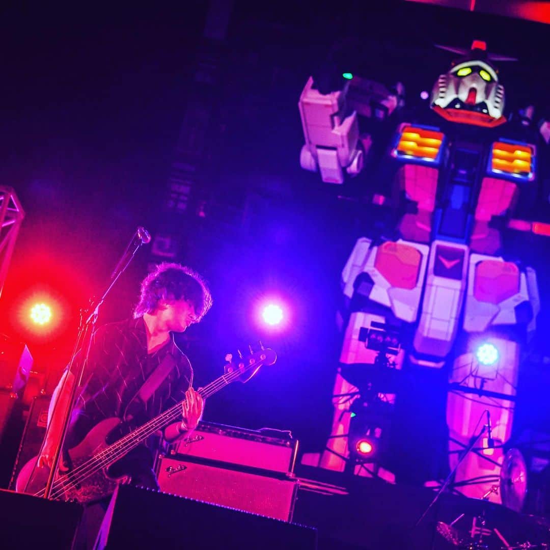 磯部寛之のインスタグラム：「Was honorable to perform right beneath the historical icon of Japanese animation. We’ll be back in Yokohama again tomorrow. See you soon Yokohama Arena. Hiro 日本が誇るアニメの歴史的なアイコンの真下で演奏出来て光栄でした。そして我々は明日また横浜に舞い戻ります。横浜アリーナ、どうぞよろしくです。ひろ #alexandros #gundam #hathaway #閃光のハサウェイ #yokohama #横浜」