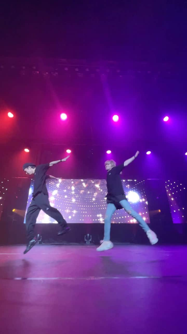 花村想太のインスタグラム：「#FriendLikeMe NGバージョン！！笑 ターンはうまく行ったのに飛べなかった、、、  @masao_mob  @willsmith @foodie_fam @nickyandersen @jamizzi @da_ice_hayate_wada #Da_iCE #Natural_Lag #UPSTART #ナチュラグ #花村想太 #フレンドライクミー #dance #ダンス  #friendlikemechallenge  #aladdin #disney」