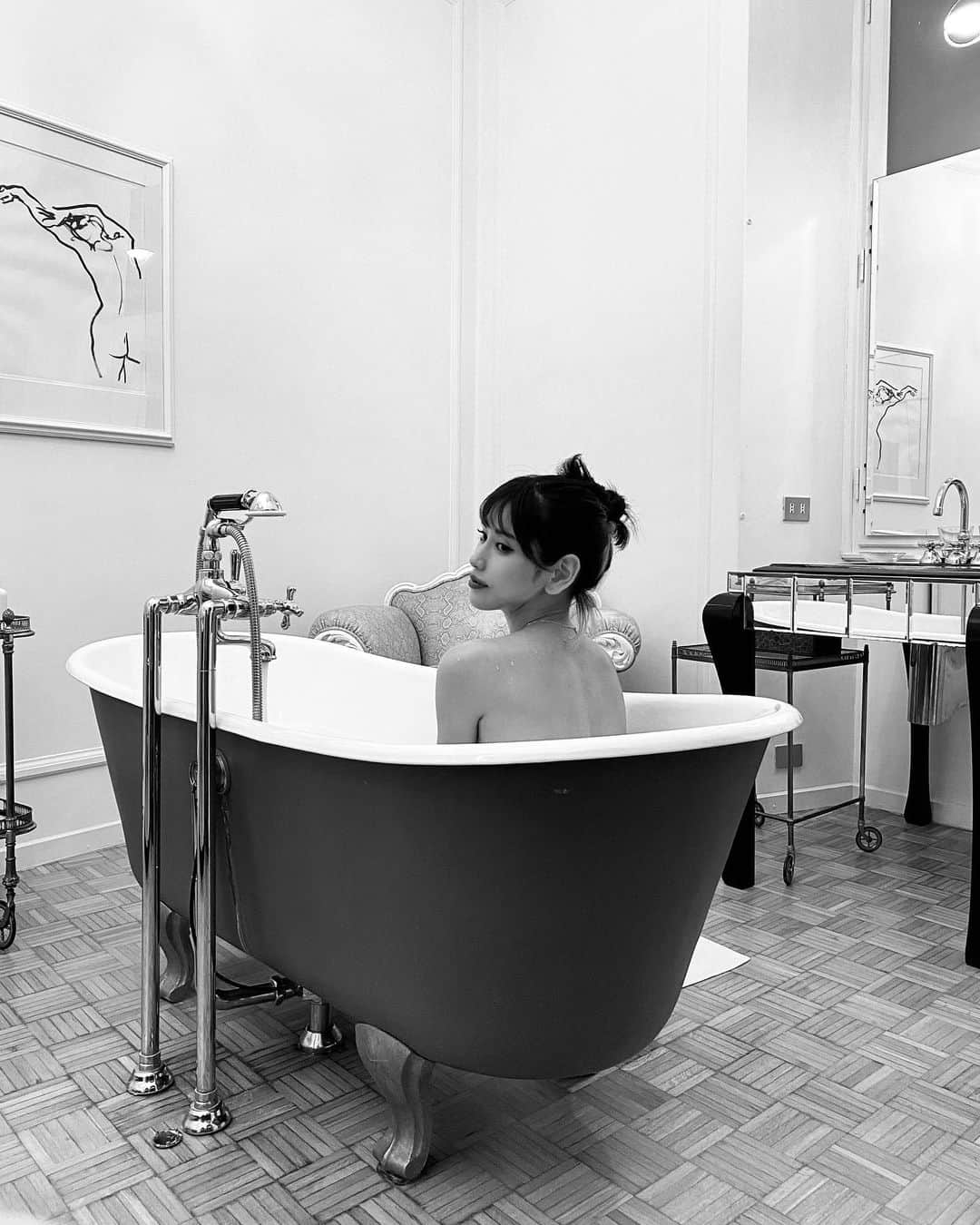城品萌音のインスタグラム：「♡ It was a trip that needed a bathtub above all🛁 _ 今回の旅は本当に何よりもお風呂の必要性を感じました。。 お風呂ないと疲れ取れないや。 お風呂大好き🥰 #monemilk #femaledj #firenze #お風呂大好き #しずかちゃん」