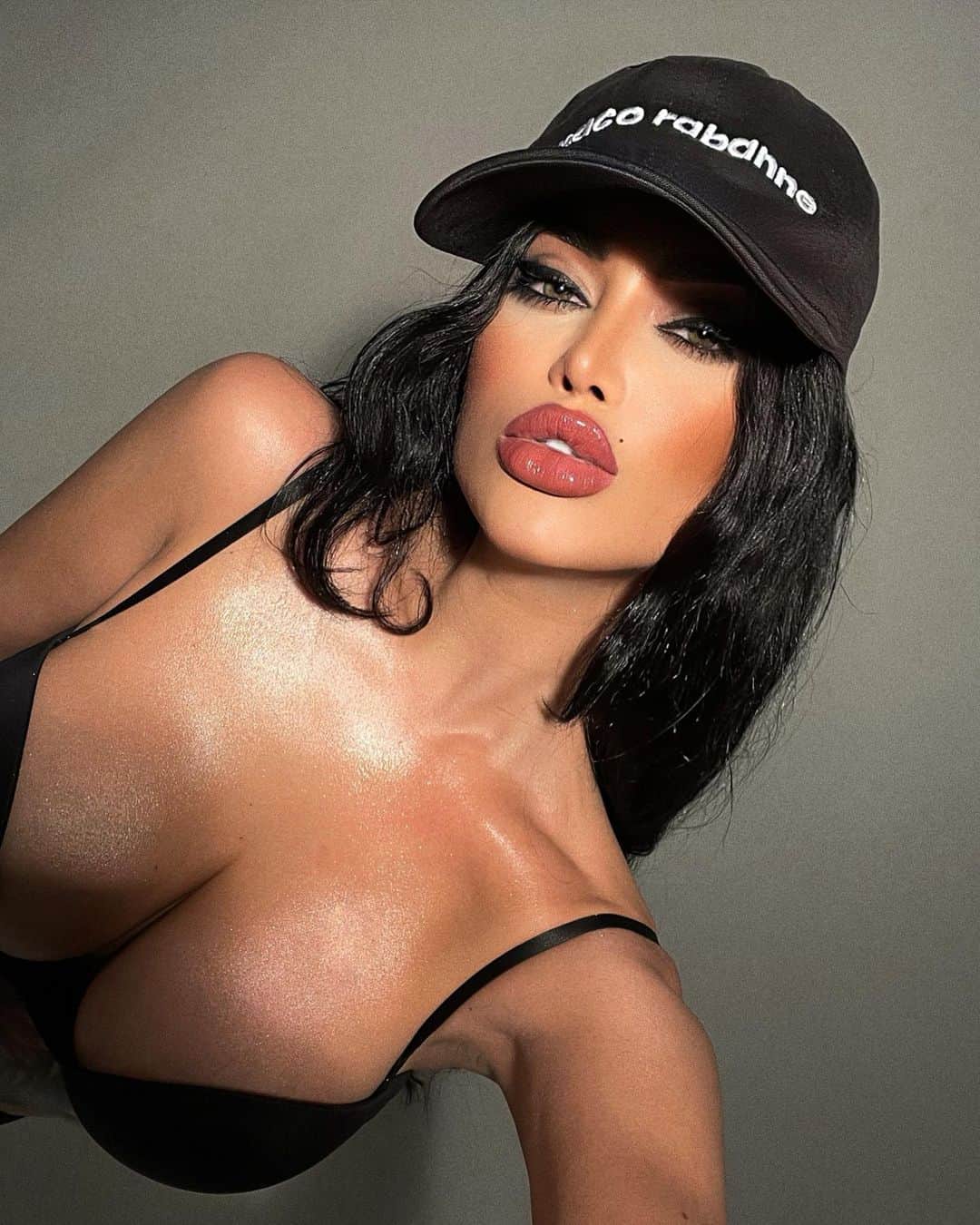 Nita Kuzminaのインスタグラム：「. Обожаю ощущение предвкушения чего-либо..  Ничто так не закаляет, как сладкое предвкушение приближения того, о чем думаешь постоянно..  Мрррр.. 🐈‍⬛🐾🐾」