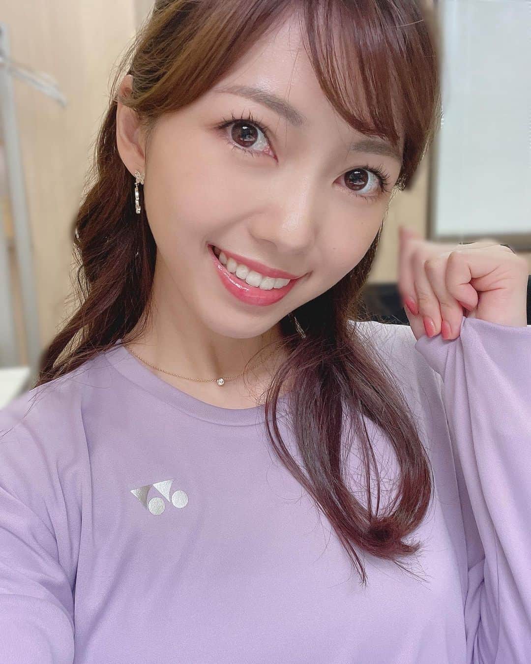 川又智菜美のインスタグラム：「月曜日、今週も頑張りましょう✊ ⁡ 『週刊テニスNAVI』ぜひご覧ください🎾 よる8:40〜です🤍 ⁡ 今回は淡い紫色が可愛い衣装でした☺️ まだ寒さ対策でテニスで長袖着よう！とは なっていませんが、これからの季節は長袖大活躍です😊 ⁡ 👕 @yonex_tennis  ⁡ #WOWOW #テニス」