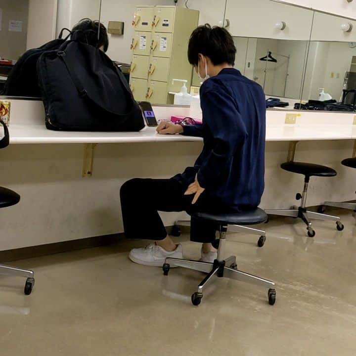 のインスタグラム：「ドラフト見てる人  このあとスピーカーから出囃子爆音で流れて舌打ちしてた  #祇園 #木崎」