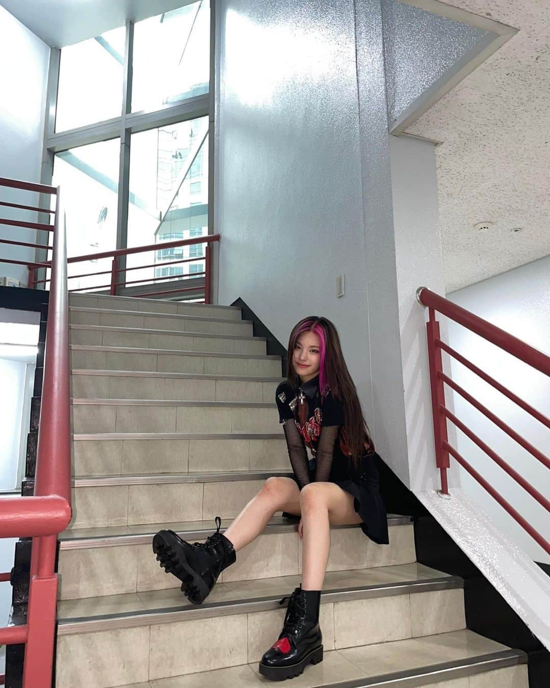 ITZYさんのインスタグラム写真 - (ITZYInstagram)「LOCO❤ 🔥❤ 🔥❤ 🔥」10月11日 18時45分 - itzy.all.in.us