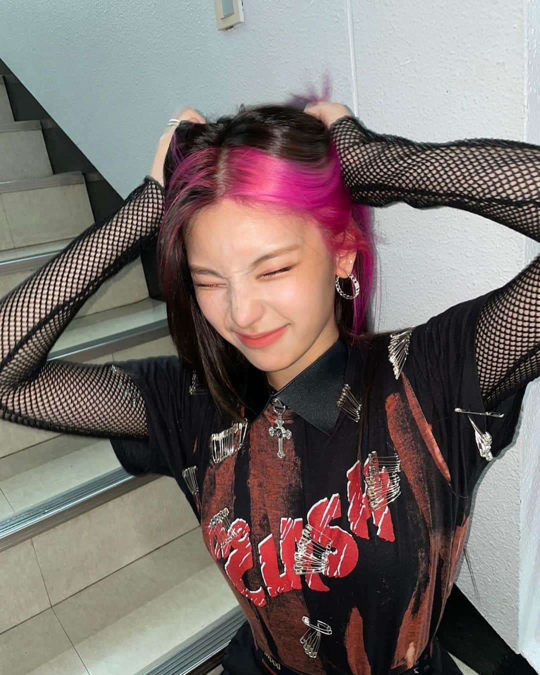 ITZYさんのインスタグラム写真 - (ITZYInstagram)「LOCO❤ 🔥❤ 🔥❤ 🔥」10月11日 18時45分 - itzy.all.in.us