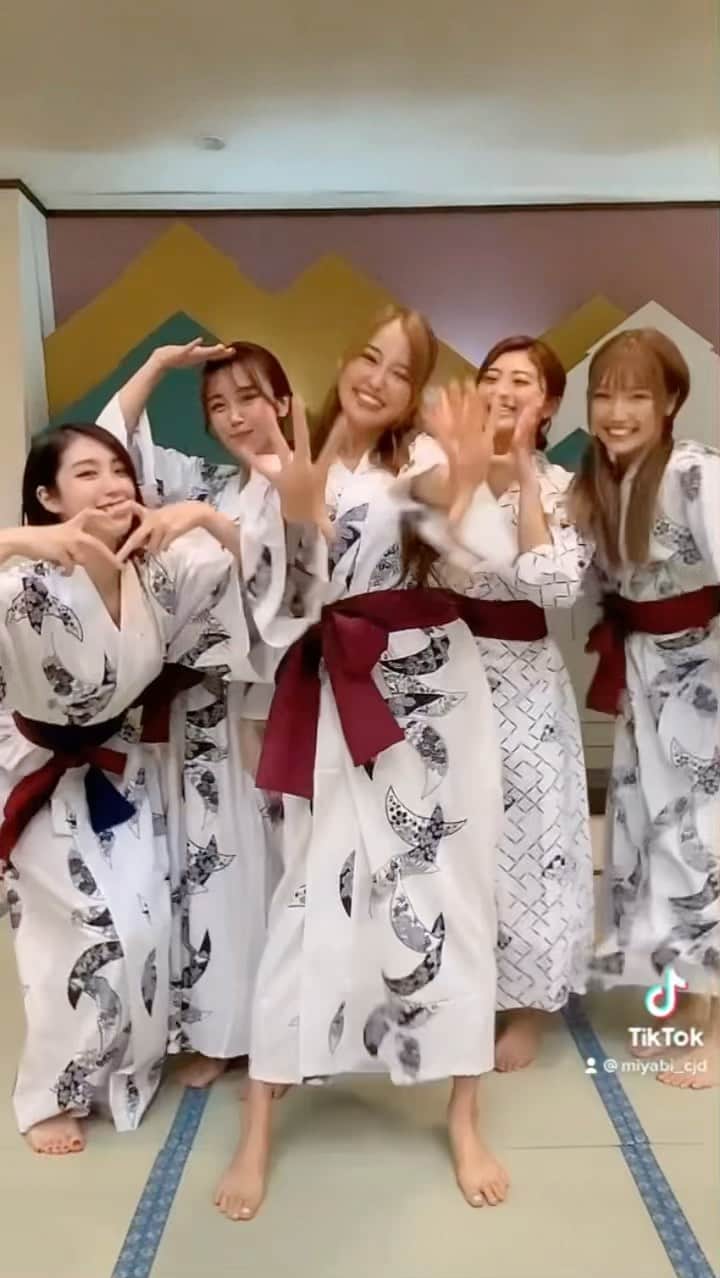 MIYABIのインスタグラム：「こんばんは🌙  先輩方と浴衣で新曲のASOBO-YO踊ってみました👘💖  とっても可愛い振り付けなので皆様も真似っこしてみてねっ🤭💜  TikTokもチェックです😇  #cyberjapan #サイバージャパン  #cjd_miyabi #ミヤビーム  #tiktok」